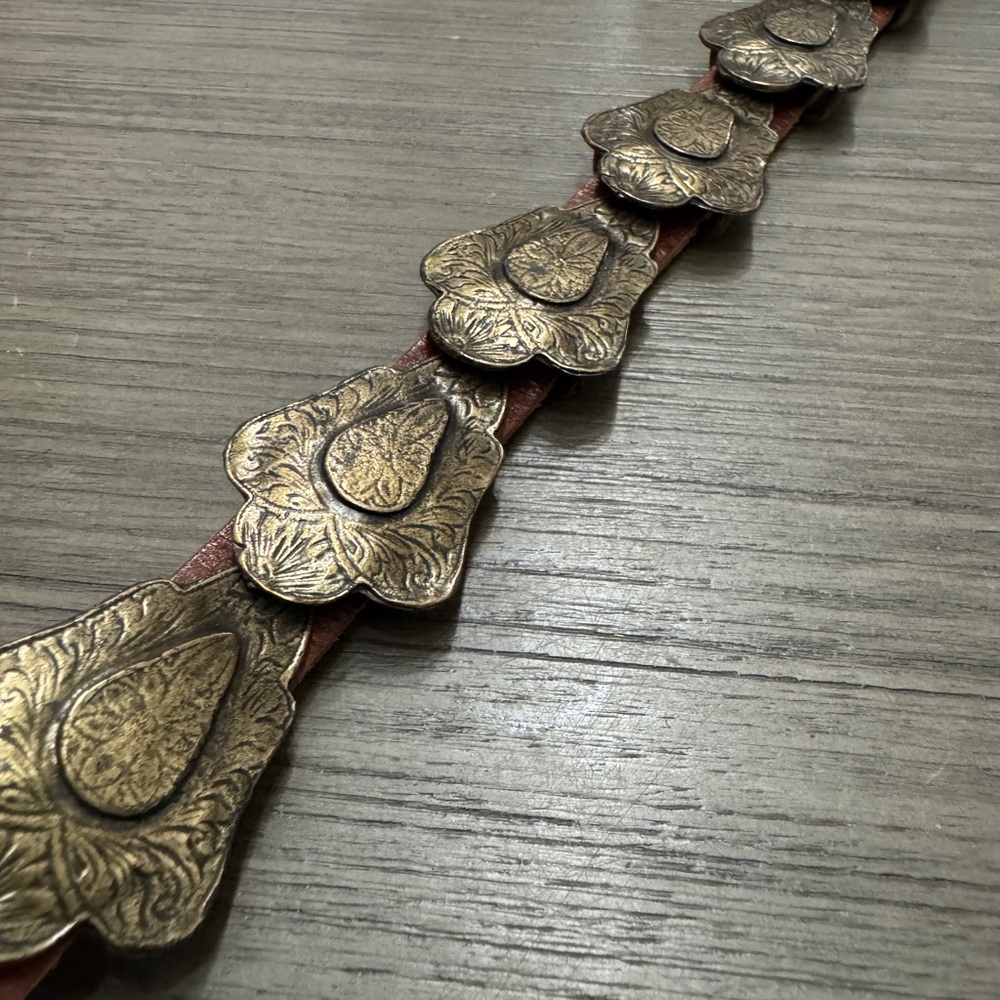 Source Unknown Brown Leather Belt with Gold-Toned Conchos - Picture 8 of 10